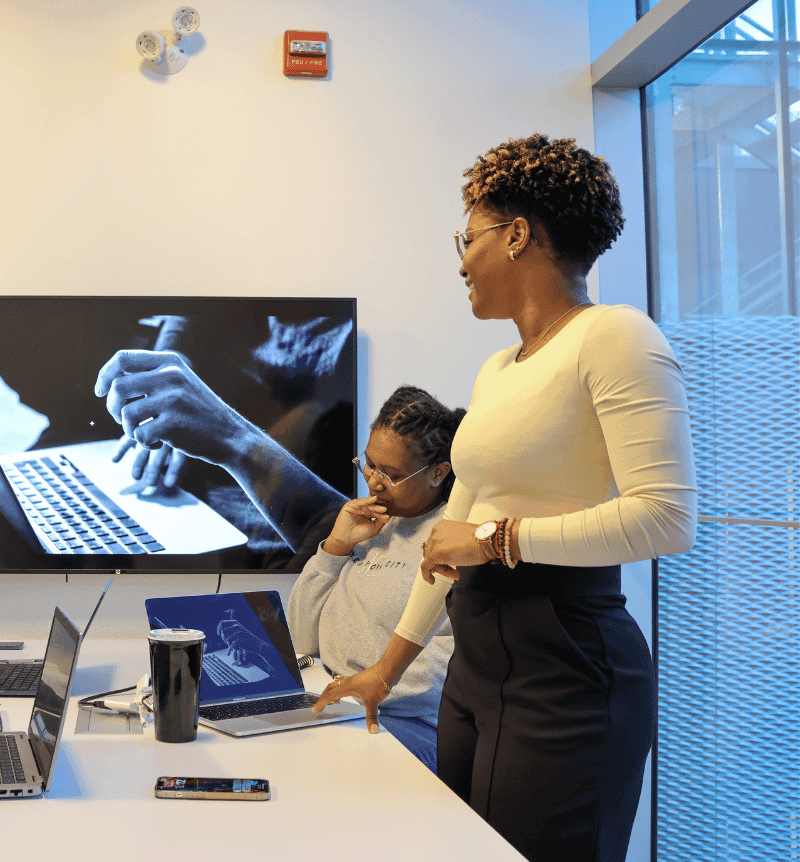 L’équipe Kabatis au travail sur un projet digital